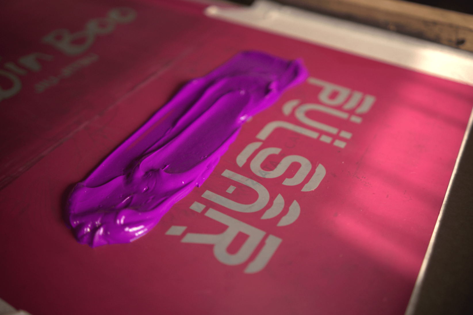 Tinta roxa sobre tela de silk screen