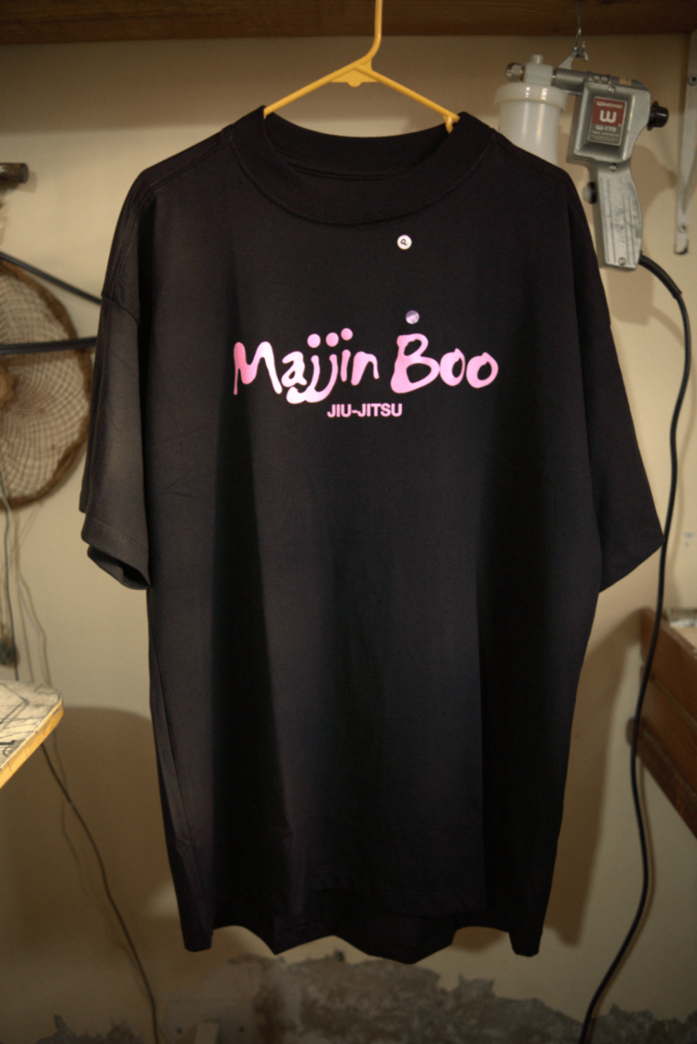 Camiseta preta com estampa Majin Boo Jiu-Jitsu em tinta rosa