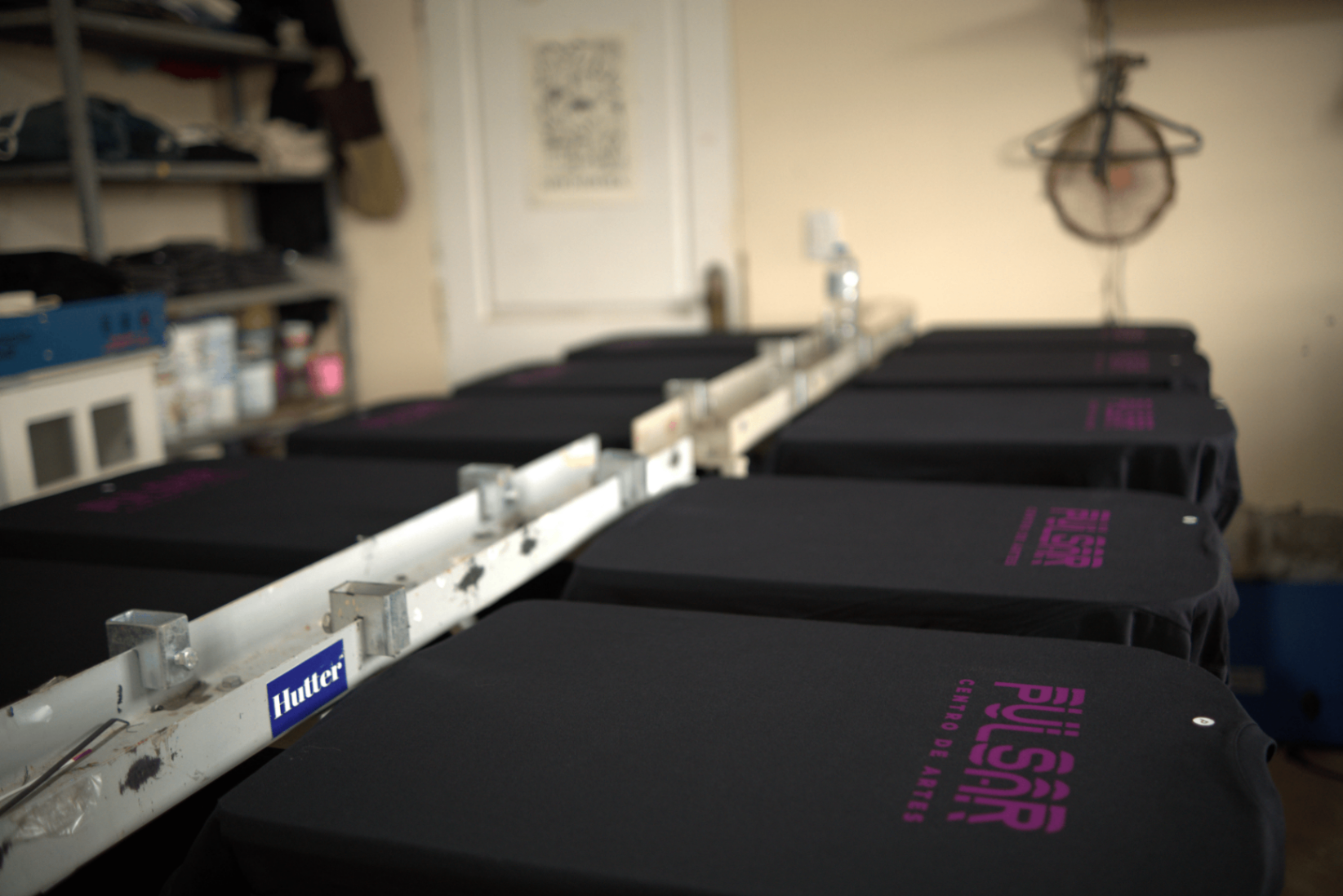 Produção em série de camisetas pretas na mesa de silk screen