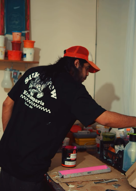 Estampador da Silk's Crew no ateliê de serigrafia