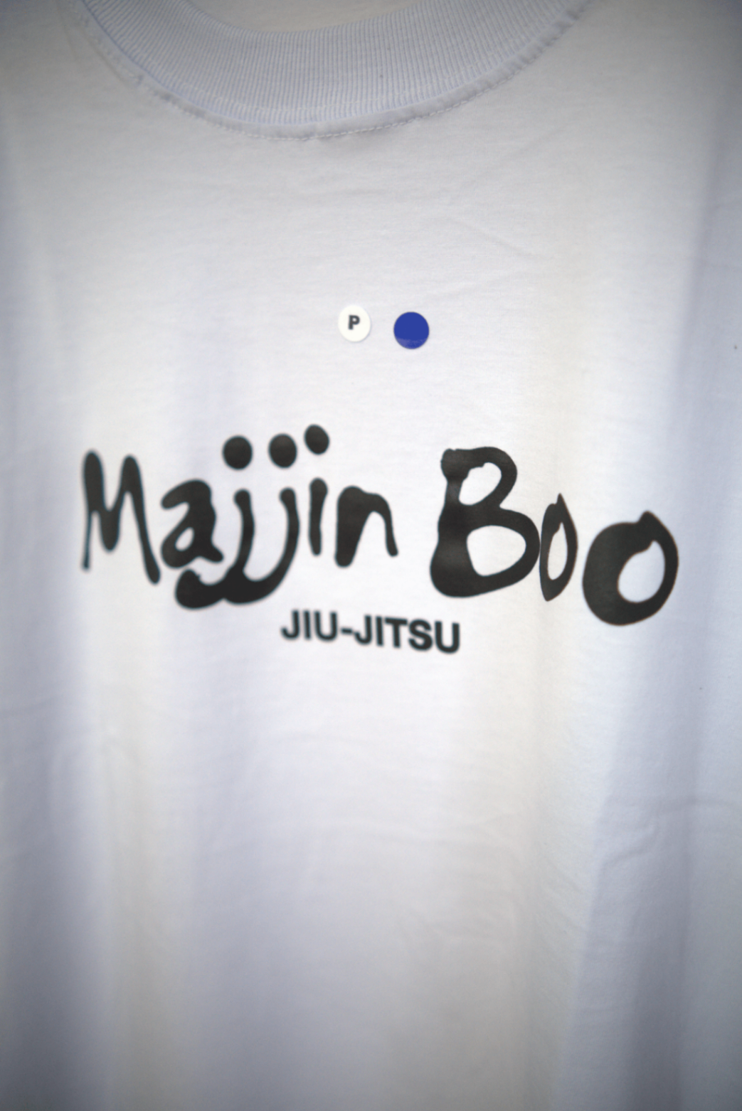 Close da estampa Majin Boo Jiu-Jitsu em camiseta branca